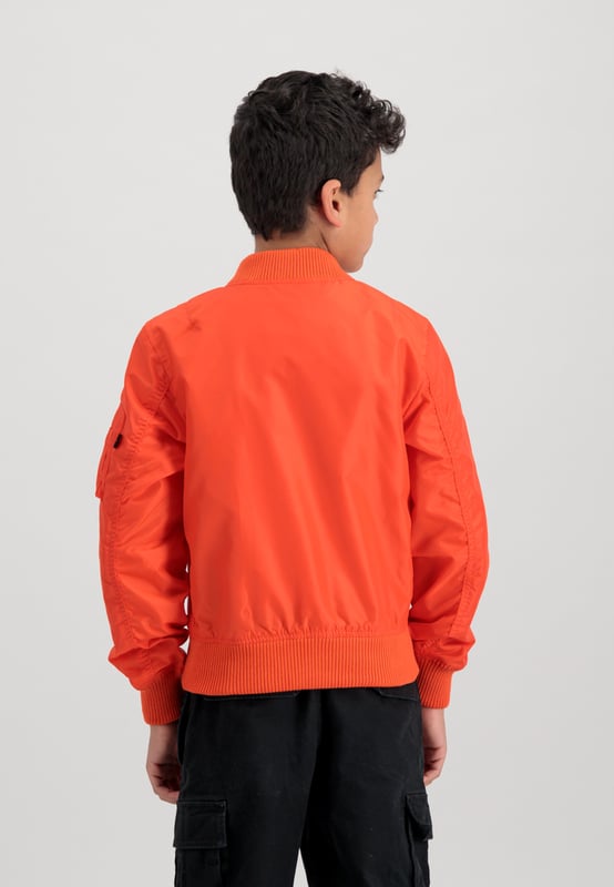 La chaqueta bomber MA-1 TT es una excelente opción para niños. Está hecha de nailon 2Tone y tiene un bolsillo en la manga. El RBF Tag es un gran complemento para esta chaqueta.
