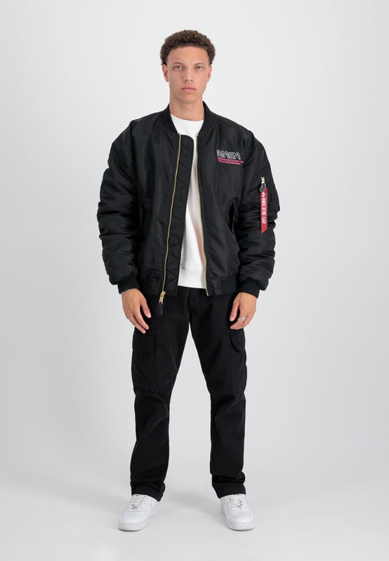MA-1 NASA Skylab Bomber Jacket The MA-1 NASA Skylab bomber jacket from ALPHA INDUSTRIES is a stylish and comfortable option for men. This jacket features a relaxed fit, light padding and side entry pockets for added functionality. Equipped with a front zipper, it’s a perfect choice for everyday wear.