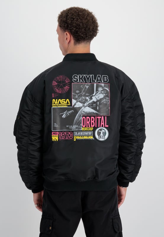 MA-1 NASA Skylab Bomber Jacket The MA-1 NASA Skylab bomber jacket from ALPHA INDUSTRIES is a stylish and comfortable option for men. This jacket features a relaxed fit, light padding and side entry pockets for added functionality. Equipped with a front zipper, it’s a perfect choice for everyday wear.