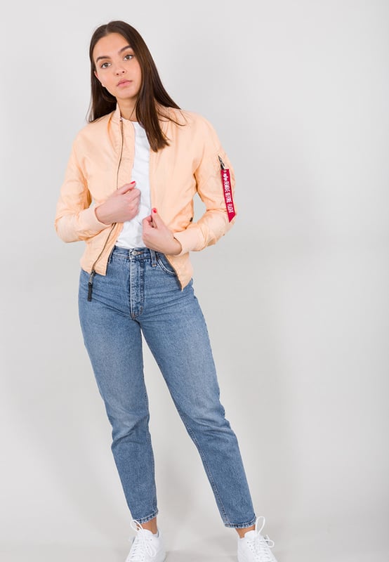 The MA-1 TT Two Tone Bomber Jacket Women combines modern style with military charm. Its slim fit accentuates the figure, while the lightweight two-tone nylon gives it a refined look. Practical pockets and the iconic utility pocket with RBF Tag offer functionality. The zip with leather pull tab and subtle logo details complete the design. Easy to style and crafted for durability, this jacket stays in great shape over time. Ideal for mild temperatures.