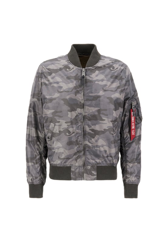 La chaqueta bomber MA-1 TT Two Tone Camo de Alpha Industries combina el estilo clásico de una bomber con un diseño moderno de camuflaje. El corte slim realza la silueta, mientras que el resistente material de nailon es ligero y resistente a la intemperie. Cuenta con bolsillos exteriores, un bolsillo interior y un bolsillo utilitario en la manga con etiqueta RBF, además de puños de canalé que protegen contra el viento. El forro interior naranja y la etiqueta con bandera en la manga refuerzan el icónico estilo Alpha. Ideal para combinar con vaqueros y sudaderas para un look moderno.