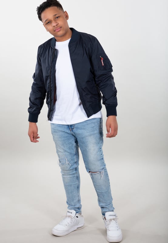 La chaqueta bomber MA-1 TT es una excelente opción para niños. Está hecha de nailon 2Tone y tiene un bolsillo en la manga. El RBF Tag es un gran complemento para esta chaqueta.