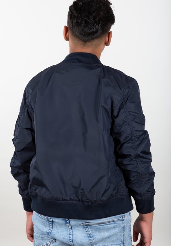 La chaqueta bomber MA-1 TT es una excelente opción para niños. Está hecha de nailon 2Tone y tiene un bolsillo en la manga. El RBF Tag es un gran complemento para esta chaqueta.