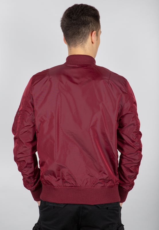La chaqueta bomber MA-1 TT Two Tone Camo de Alpha Industries combina el estilo clásico de una bomber con un diseño moderno de camuflaje. El corte slim realza la silueta, mientras que el resistente material de nailon es ligero y resistente a la intemperie. Cuenta con bolsillos exteriores, un bolsillo interior y un bolsillo utilitario en la manga con etiqueta RBF, además de puños de canalé que protegen contra el viento. El forro interior naranja y la etiqueta con bandera en la manga refuerzan el icónico estilo Alpha. Ideal para combinar con vaqueros y sudaderas para un look moderno.