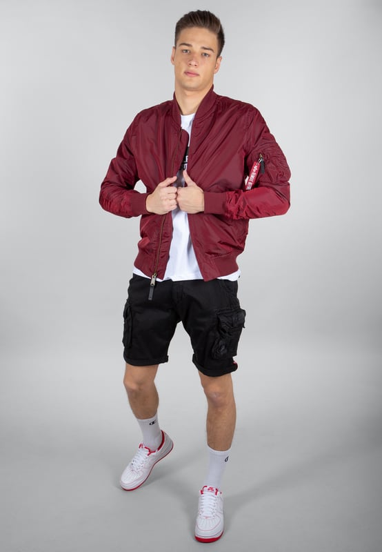 La chaqueta bomber MA-1 TT Two Tone Camo de Alpha Industries combina el estilo clásico de una bomber con un diseño moderno de camuflaje. El corte slim realza la silueta, mientras que el resistente material de nailon es ligero y resistente a la intemperie. Cuenta con bolsillos exteriores, un bolsillo interior y un bolsillo utilitario en la manga con etiqueta RBF, además de puños de canalé que protegen contra el viento. El forro interior naranja y la etiqueta con bandera en la manga refuerzan el icónico estilo Alpha. Ideal para combinar con vaqueros y sudaderas para un look moderno.