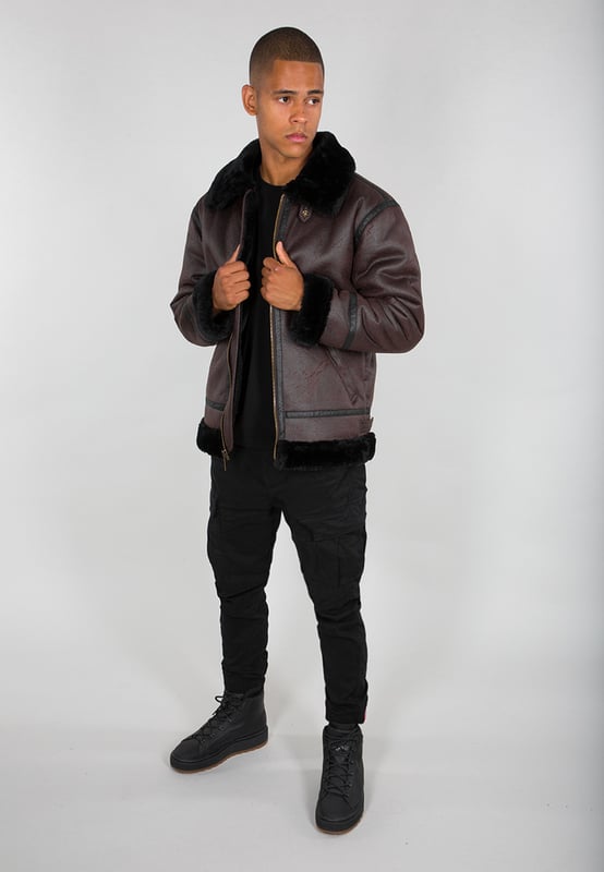 The B-3 Faux Leather Bomber Jacket from Alpha Industries combines classic pilot style with modern materials. Durable faux leather and faux fur trim provide a premium look and warmth. The regular fit with adjustable sleeve width ensures comfort. Two outer pockets offer storage space. The woven Alpha label completes the design. This jacket is easy to style and blends comfort with timeless appeal. Ideal for cold days.