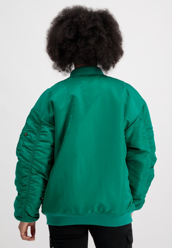 This is the MA-1 Core bomber jacket for women from Alpha Industries. This stylish and practical jacket is perfect for your everyday challenges. It is made from Flight Nylon, features an oversized fit, and has a water-repellent finish.