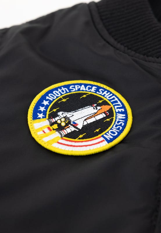 Dit stijlvolle bomberjack is perfect voor kids die hun coole stijl willen laten zien. De oranje voering en de NASA-patches geven dit jack een unieke look die gegarandeerd alle aandacht trekt.