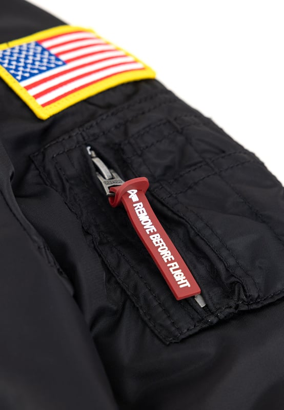 Dit stijlvolle bomberjack is perfect voor kids die hun coole stijl willen laten zien. De oranje voering en de NASA-patches geven dit jack een unieke look die gegarandeerd alle aandacht trekt.