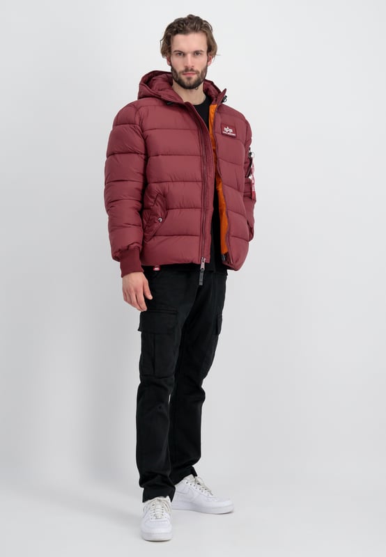 La chaqueta de invierno Hooded Puffer Alpha Faux Down de Alpha Industries ofrece calidez y funcionalidad con un diseño llamativo. El resistente material de tafetán la hace ligera y duradera. El corte regular proporciona comodidad. La capucha con cordón protege del frío, mientras que la cinta RBF aporta un toque de estilo. Dos bolsillos exteriores y uno interior ofrecen practicidad. El logotipo bordado y el parche Alpha en el pecho completan el diseño. Ideal para el día a día y para escapadas invernales.