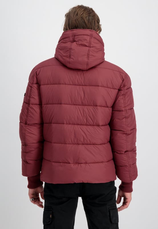 La chaqueta de invierno Hooded Puffer Alpha Faux Down de Alpha Industries ofrece calidez y funcionalidad con un diseño llamativo. El resistente material de tafetán la hace ligera y duradera. El corte regular proporciona comodidad. La capucha con cordón protege del frío, mientras que la cinta RBF aporta un toque de estilo. Dos bolsillos exteriores y uno interior ofrecen practicidad. El logotipo bordado y el parche Alpha en el pecho completan el diseño. Ideal para el día a día y para escapadas invernales.