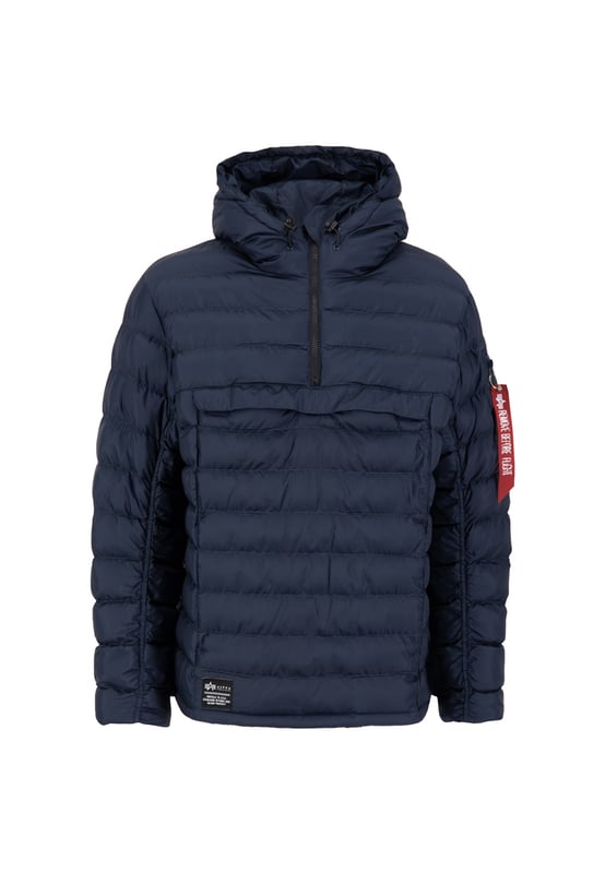 Puffer Anorak La chaqueta Puffer Anorak de Alpha Industries combina el estilo urbano con la calidez funcional. El resistente tejido ripstop garantiza una gran durabilidad, mientras que el corte regular ofrece comodidad y libertad de movimiento. El patrón acolchado le da estructura y la media cremallera facilita ponérselo y quitárselo. El ribete elástico en el bajo, los dos bolsillos exteriores y el bolsillo en la cintura ofrecen protección y espacio para guardar cosas. Los detalles auténticos, como la etiqueta «Remove Before Flight», completan el diseño. Ideal para los días frescos.