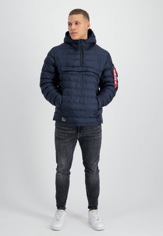 Puffer Anorak La chaqueta Puffer Anorak de Alpha Industries combina el estilo urbano con la calidez funcional. El resistente tejido ripstop garantiza una gran durabilidad, mientras que el corte regular ofrece comodidad y libertad de movimiento. El patrón acolchado le da estructura y la media cremallera facilita ponérselo y quitárselo. El ribete elástico en el bajo, los dos bolsillos exteriores y el bolsillo en la cintura ofrecen protección y espacio para guardar cosas. Los detalles auténticos, como la etiqueta «Remove Before Flight», completan el diseño. Ideal para los días frescos.