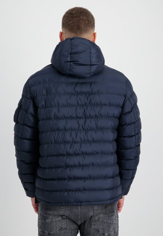 Puffer Anorak La chaqueta Puffer Anorak de Alpha Industries combina el estilo urbano con la calidez funcional. El resistente tejido ripstop garantiza una gran durabilidad, mientras que el corte regular ofrece comodidad y libertad de movimiento. El patrón acolchado le da estructura y la media cremallera facilita ponérselo y quitárselo. El ribete elástico en el bajo, los dos bolsillos exteriores y el bolsillo en la cintura ofrecen protección y espacio para guardar cosas. Los detalles auténticos, como la etiqueta «Remove Before Flight», completan el diseño. Ideal para los días frescos.