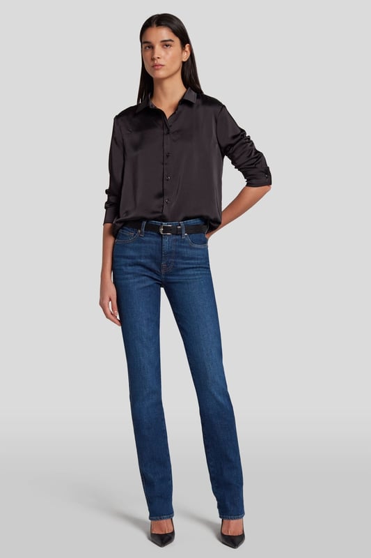Damen  Die Kimmie Straight Jeans sind mit ihrem schmalen geraden Bein und dem mittelhohen Konturbund sehr vorteilhaft geschnitten. Diese Variante besteht aus unserem figurformenden und nachhaltigen Slim Illusion Earthkind Denim in einer dunkelblauen Waschung, die Sie tagsüber wie auch abends gut aussehen lässt. Mit einer Seidenbluse und spitzen Stiefeln sind Sie bereit für die Cocktailstunde. Die Jeans von 7 For All Mankind werden aus Premiumstoffen hergestellt.