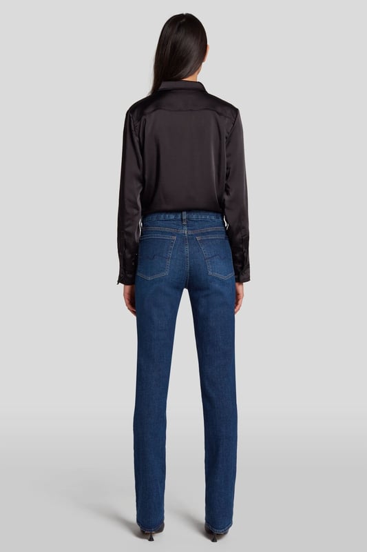 Damen  Die Kimmie Straight Jeans sind mit ihrem schmalen geraden Bein und dem mittelhohen Konturbund sehr vorteilhaft geschnitten. Diese Variante besteht aus unserem figurformenden und nachhaltigen Slim Illusion Earthkind Denim in einer dunkelblauen Waschung, die Sie tagsüber wie auch abends gut aussehen lässt. Mit einer Seidenbluse und spitzen Stiefeln sind Sie bereit für die Cocktailstunde. Die Jeans von 7 For All Mankind werden aus Premiumstoffen hergestellt.