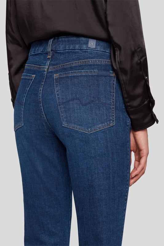 Damen  Die Kimmie Straight Jeans sind mit ihrem schmalen geraden Bein und dem mittelhohen Konturbund sehr vorteilhaft geschnitten. Diese Variante besteht aus unserem figurformenden und nachhaltigen Slim Illusion Earthkind Denim in einer dunkelblauen Waschung, die Sie tagsüber wie auch abends gut aussehen lässt. Mit einer Seidenbluse und spitzen Stiefeln sind Sie bereit für die Cocktailstunde. Die Jeans von 7 For All Mankind werden aus Premiumstoffen hergestellt.