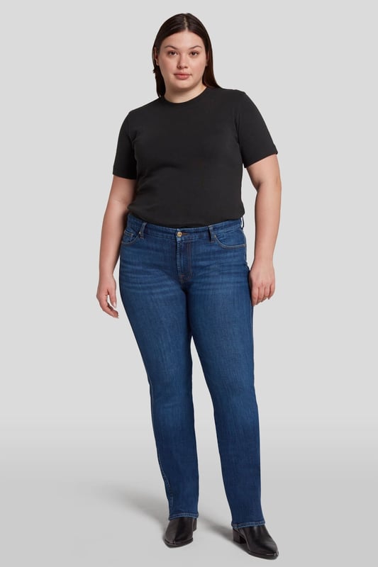 Damen  Die Kimmie Straight Jeans sind mit ihrem schmalen geraden Bein und dem mittelhohen Konturbund sehr vorteilhaft geschnitten. Diese Variante besteht aus unserem figurformenden und nachhaltigen Slim Illusion Earthkind Denim in einer dunkelblauen Waschung, die Sie tagsüber wie auch abends gut aussehen lässt. Mit einer Seidenbluse und spitzen Stiefeln sind Sie bereit für die Cocktailstunde. Die Jeans von 7 For All Mankind werden aus Premiumstoffen hergestellt.