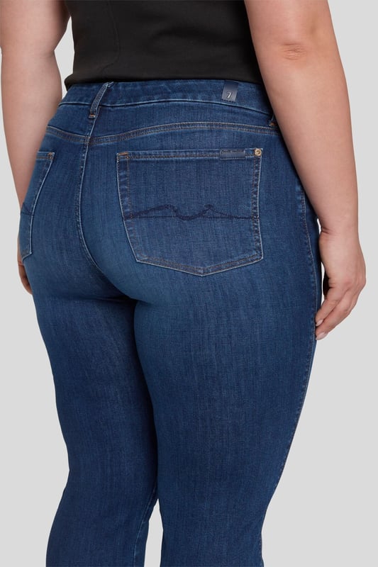 Damen  Die Kimmie Straight Jeans sind mit ihrem schmalen geraden Bein und dem mittelhohen Konturbund sehr vorteilhaft geschnitten. Diese Variante besteht aus unserem figurformenden und nachhaltigen Slim Illusion Earthkind Denim in einer dunkelblauen Waschung, die Sie tagsüber wie auch abends gut aussehen lässt. Mit einer Seidenbluse und spitzen Stiefeln sind Sie bereit für die Cocktailstunde. Die Jeans von 7 For All Mankind werden aus Premiumstoffen hergestellt.