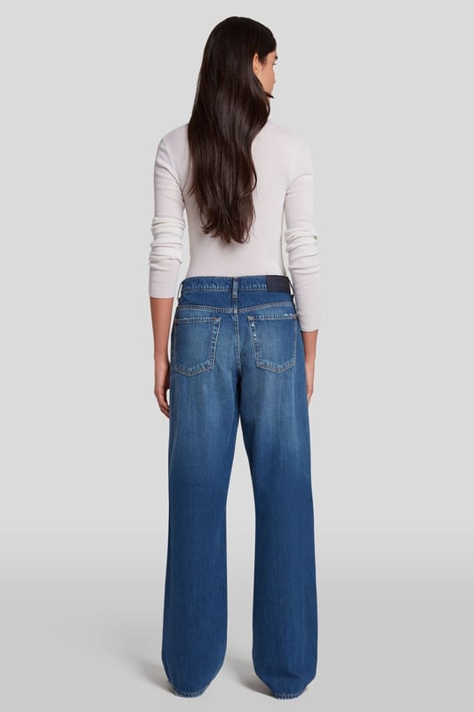 Damen  Die Tess Trouser ist vom Stil der 90er inspiriert, davon zeugen der hohe Bund, das gerade Bein und der coole Relaxed Fit. Diese Saison sind die beliebten Jeans wieder da: in dunkelblauem Denim mit Bleicheffekten und Used-Details für einen Vintage-Look. Tragen Sie dazu ein Feinstrickoberteil und Clogs. Die Jeans von 7 For All Mankind werden aus Premiumstoffen hergestellt.