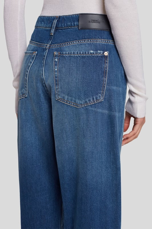 Damen  Die Tess Trouser ist vom Stil der 90er inspiriert, davon zeugen der hohe Bund, das gerade Bein und der coole Relaxed Fit. Diese Saison sind die beliebten Jeans wieder da: in dunkelblauem Denim mit Bleicheffekten und Used-Details für einen Vintage-Look. Tragen Sie dazu ein Feinstrickoberteil und Clogs. Die Jeans von 7 For All Mankind werden aus Premiumstoffen hergestellt.
