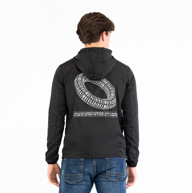 Entdecken Sie die Oberbekleidung von BIKKEMBERGS: die ideale Jacke für alle, die Funktionalität, Komfort und einen Hauch von Biss suchen.