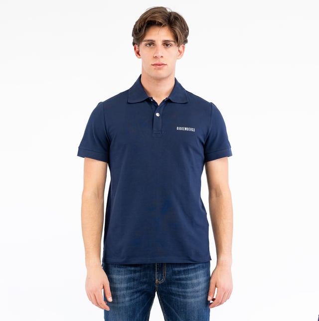 Entdecken Sie die sportliche Eleganz des BIKKEMBERGS-Poloshirts: klare Linien, moderne Passform und ikonische Details für einen raffinierten Look bei jeder Gelegenheit.
