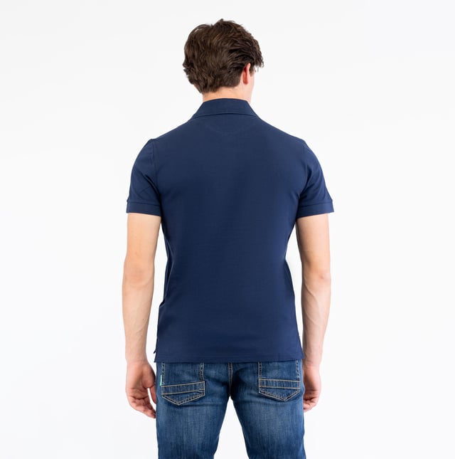 Entdecken Sie die sportliche Eleganz des BIKKEMBERGS-Poloshirts: klare Linien, moderne Passform und ikonische Details für einen raffinierten Look bei jeder Gelegenheit.