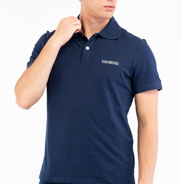 Entdecken Sie die sportliche Eleganz des BIKKEMBERGS-Poloshirts: klare Linien, moderne Passform und ikonische Details für einen raffinierten Look bei jeder Gelegenheit.