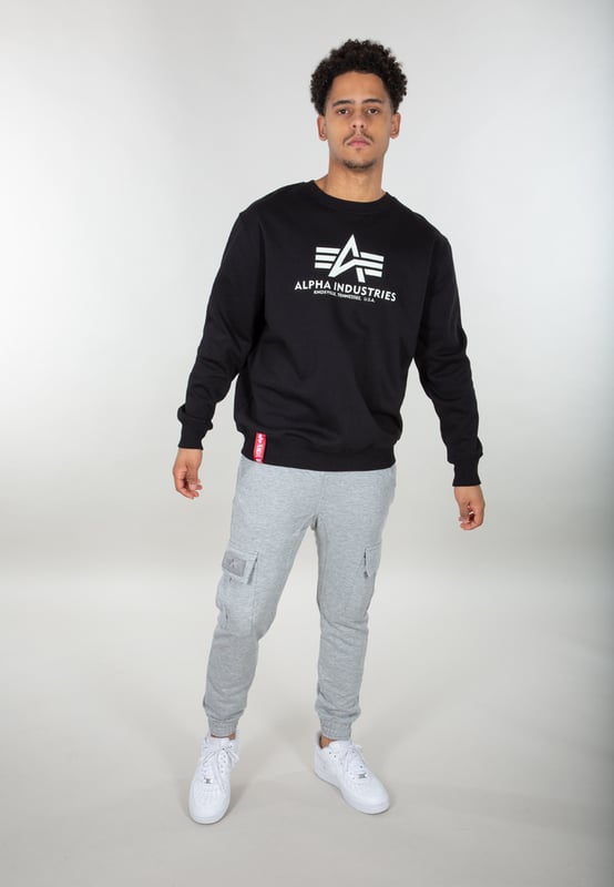 Deze comfortabele en stijlvolle joggingbroek heeft een elastische taille en pijpuiteinden voor een perfecte pasvorm, platte cargozakken voor het opbergen van je belangrijkste spullen en een geborduurde klittenbandsluiting op de zak voor een casual look.