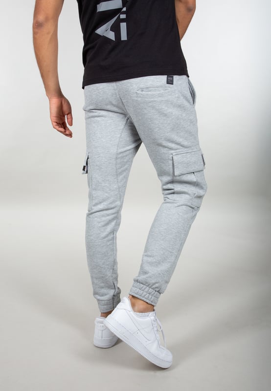 Deze comfortabele en stijlvolle joggingbroek heeft een elastische taille en pijpuiteinden voor een perfecte pasvorm, platte cargozakken voor het opbergen van je belangrijkste spullen en een geborduurde klittenbandsluiting op de zak voor een casual look.