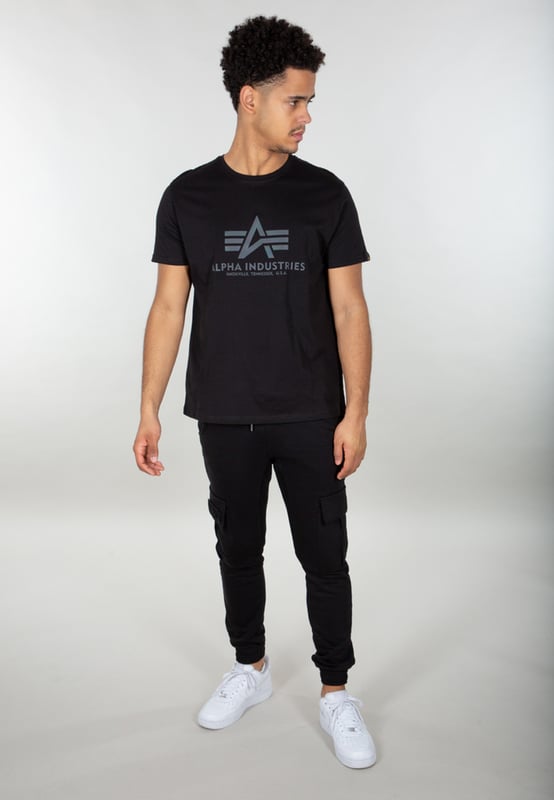 Este cómodo y elegante pantalón de chándal cuenta con cintura y bajos elásticos para un ajuste perfecto, bolsillos cargo planos para guardar tus objetos esenciales y un cierre de velcro bordado en el bolsillo para un look informal.