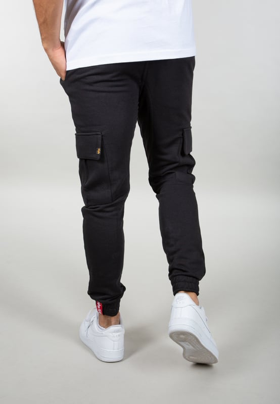 Este cómodo y elegante pantalón de chándal cuenta con cintura y bajos elásticos para un ajuste perfecto, bolsillos cargo planos para guardar tus objetos esenciales y un cierre de velcro bordado en el bolsillo para un look informal.