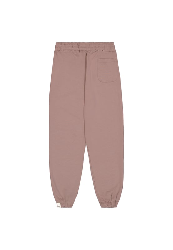 Nuestro pantalón de chándal Regular Jogger está confeccionado en felpa cepillada para ofrecer una sensación suave y cómoda. Los pantalones cortos tienen un corte regular y cuentan con un bordado de poliéster reciclado en la pernera.