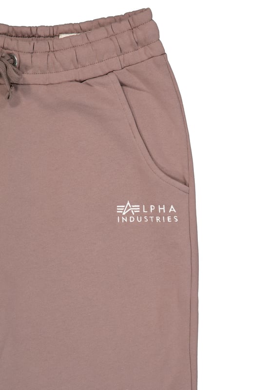 Nuestro pantalón de chándal Regular Jogger está confeccionado en felpa cepillada para ofrecer una sensación suave y cómoda. Los pantalones cortos tienen un corte regular y cuentan con un bordado de poliéster reciclado en la pernera.