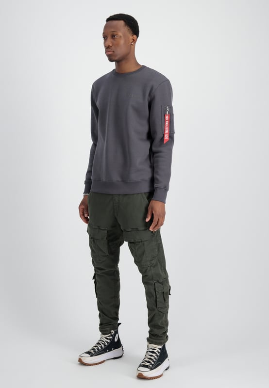 Air Force Sweatshirt El suéter Air Force de Alpha Industries es la sudadera perfecta para hombres que buscan un look informal. Tiene un corte regular y no está forrado, lo que lo hace especialmente cómodo de llevar. El estampado del logo en la parte delantera le da un toque moderno. Con mangas largas, es la prenda ideal para los días frescos.