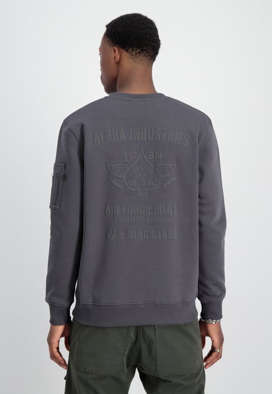 Air Force Sweatshirt El suéter Air Force de Alpha Industries es la sudadera perfecta para hombres que buscan un look informal. Tiene un corte regular y no está forrado, lo que lo hace especialmente cómodo de llevar. El estampado del logo en la parte delantera le da un toque moderno. Con mangas largas, es la prenda ideal para los días frescos.