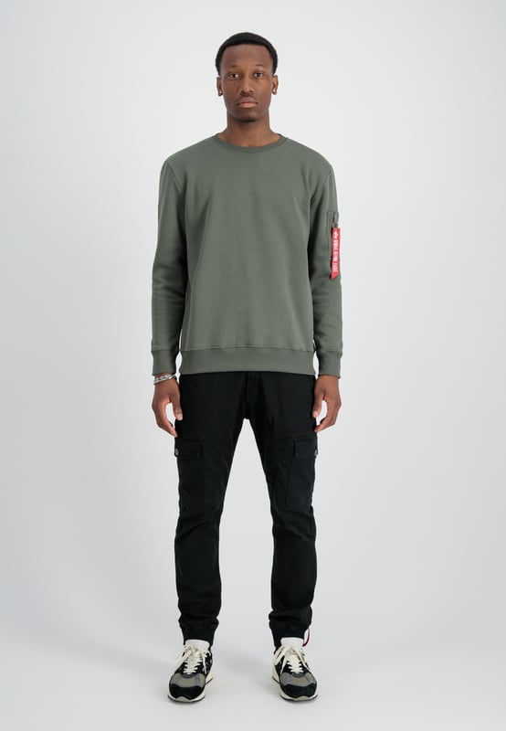 Dragon Embroidery Sweatshirt El Dragon EMB Sweater de ALPHA INDUSTRIES es una sudadera con estilo para hombres. Con su corte regular y mangas largas, ofrece una gran comodidad para el uso diario. El estampado animal aporta un look moderno y llamativo. La sudadera no está forrada, lo que la hace perfecta para la temporada de entretiempo.