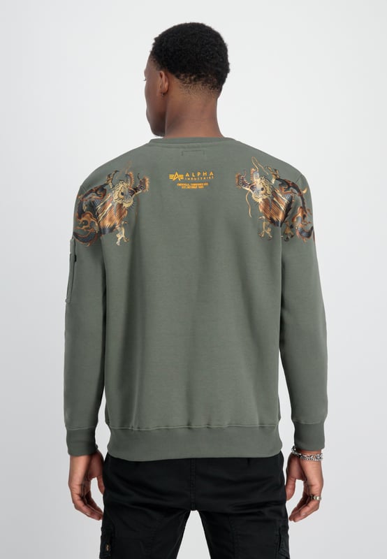 Dragon Embroidery Sweatshirt El Dragon EMB Sweater de ALPHA INDUSTRIES es una sudadera con estilo para hombres. Con su corte regular y mangas largas, ofrece una gran comodidad para el uso diario. El estampado animal aporta un look moderno y llamativo. La sudadera no está forrada, lo que la hace perfecta para la temporada de entretiempo.