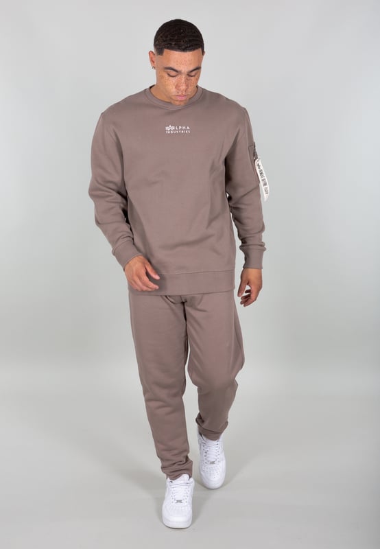 Esta sudadera está confeccionada en 100 % algodón orgánico y cuenta con una etiqueta EMB en el bolsillo del pecho. El bolsillo utilitario es perfecto para guardar el teléfono u otros objetos pequeños. Esta sudadera tiene un corte regular y proporciona una sensación de comodidad durante todo el día.