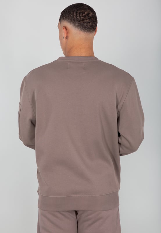 Esta sudadera está confeccionada en 100 % algodón orgánico y cuenta con una etiqueta EMB en el bolsillo del pecho. El bolsillo utilitario es perfecto para guardar el teléfono u otros objetos pequeños. Esta sudadera tiene un corte regular y proporciona una sensación de comodidad durante todo el día.