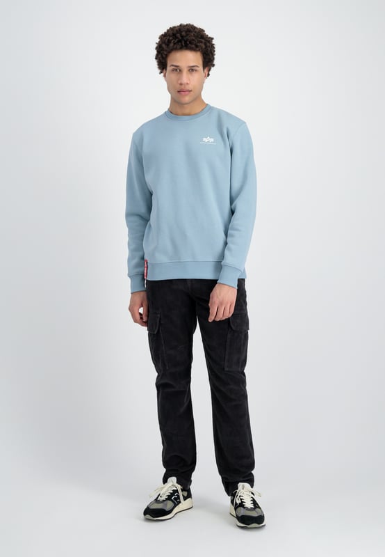 The Agent Cord trousers from ALPHA INDUSTRIES are the perfect choice for men looking for comfortable yet stylish trousers. Thanks to the regular straight leg cut and side pockets, they offer plenty of space and comfort. The unlined design makes them ideal for warmer days.