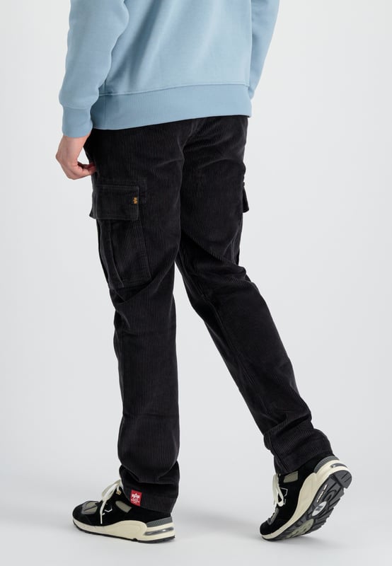 The Agent Cord trousers from ALPHA INDUSTRIES are the perfect choice for men looking for comfortable yet stylish trousers. Thanks to the regular straight leg cut and side pockets, they offer plenty of space and comfort. The unlined design makes them ideal for warmer days.