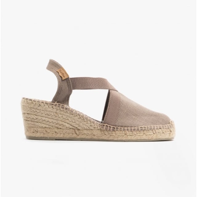 These wedge espadrille sandals feature a linen upper and lining with a rubber sole, offering breathability and comfort. Ideal for casual wear