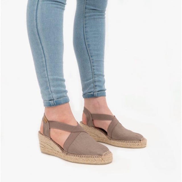 These wedge espadrille sandals feature a linen upper and lining with a rubber sole, offering breathability and comfort. Ideal for casual wear