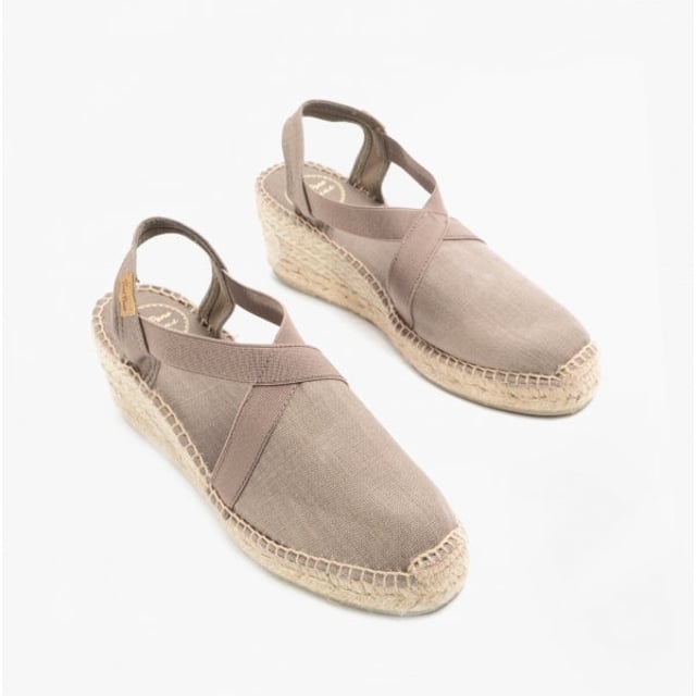 These wedge espadrille sandals feature a linen upper and lining with a rubber sole, offering breathability and comfort. Ideal for casual wear