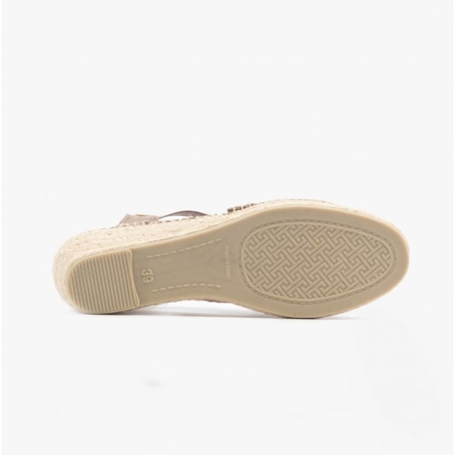 These wedge espadrille sandals feature a linen upper and lining with a rubber sole, offering breathability and comfort. Ideal for casual wear