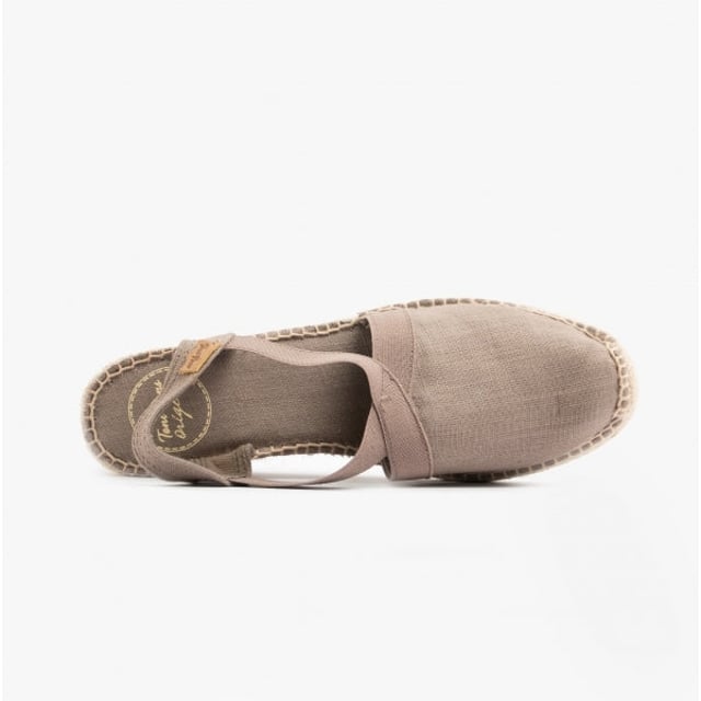 These wedge espadrille sandals feature a linen upper and lining with a rubber sole, offering breathability and comfort. Ideal for casual wear