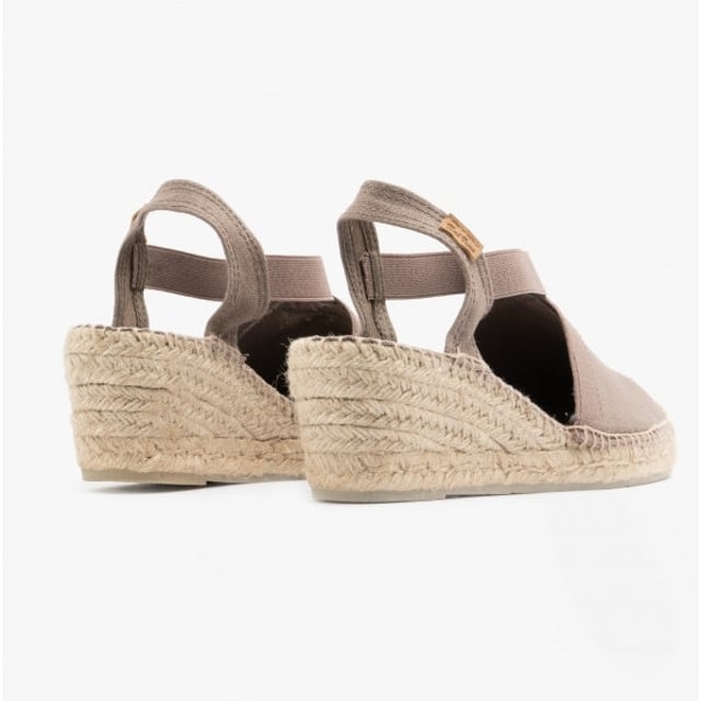 These wedge espadrille sandals feature a linen upper and lining with a rubber sole, offering breathability and comfort. Ideal for casual wear