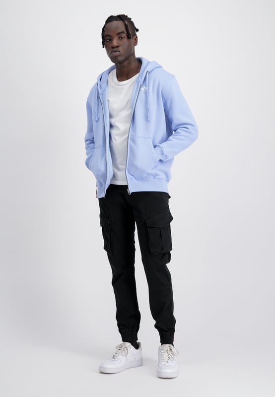 La sudadera con cremallera Basic Zip Hoodie SL de Alpha Industries es una prenda de corte regular perfecta para el día a día, que ofrece comodidad. El material de algodón y poliéster proporciona una sensación agradable tanto para el deporte como para el tiempo libre. A nivel visual, destaca el estampado plastisol del logotipo de Alpha en el pecho y la etiqueta de lazo en el dobladillo. El interior de felpa cepillada ofrece calidez y suavidad. Los puños de canalé y la capucha con cordón completan el look, ideal como prenda clave con estilo o como compañera cómoda.